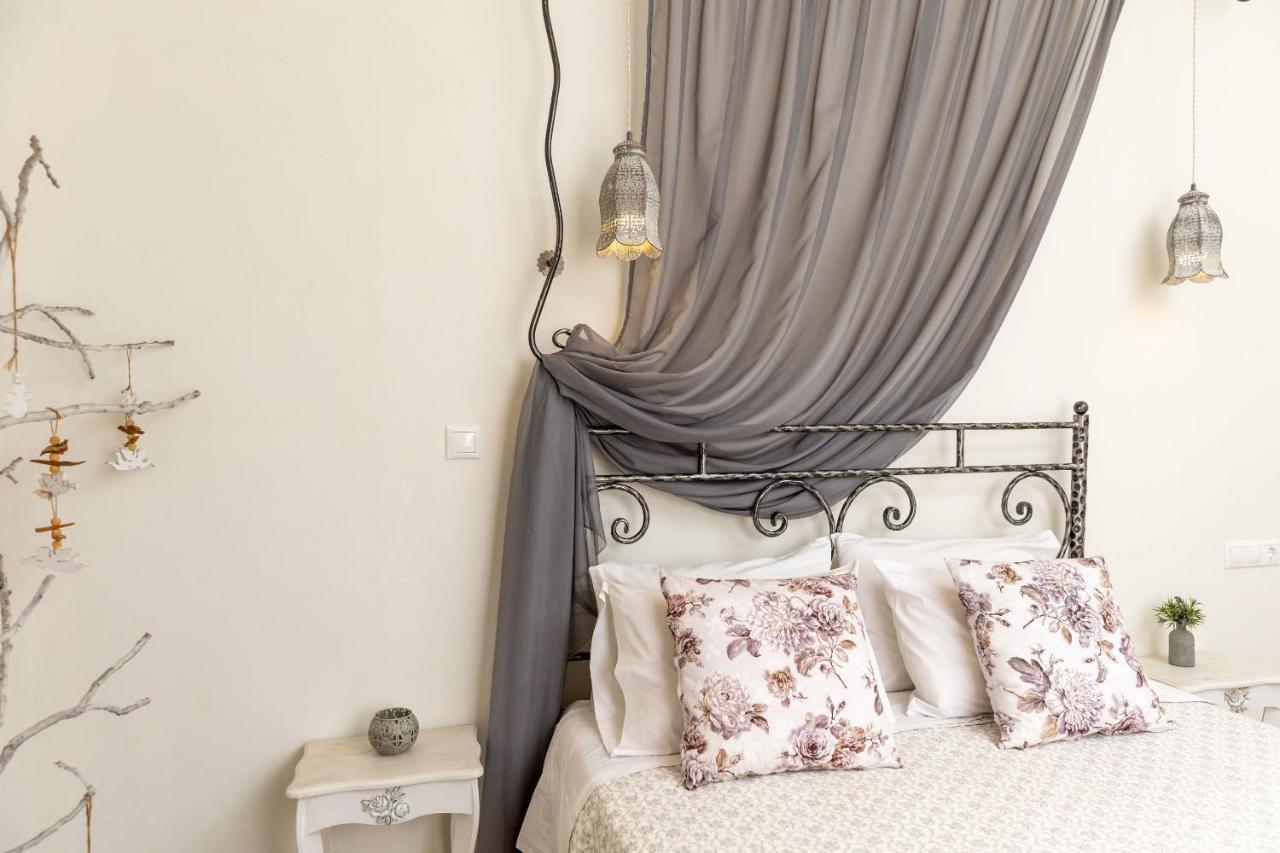 Naxos Petite 3*